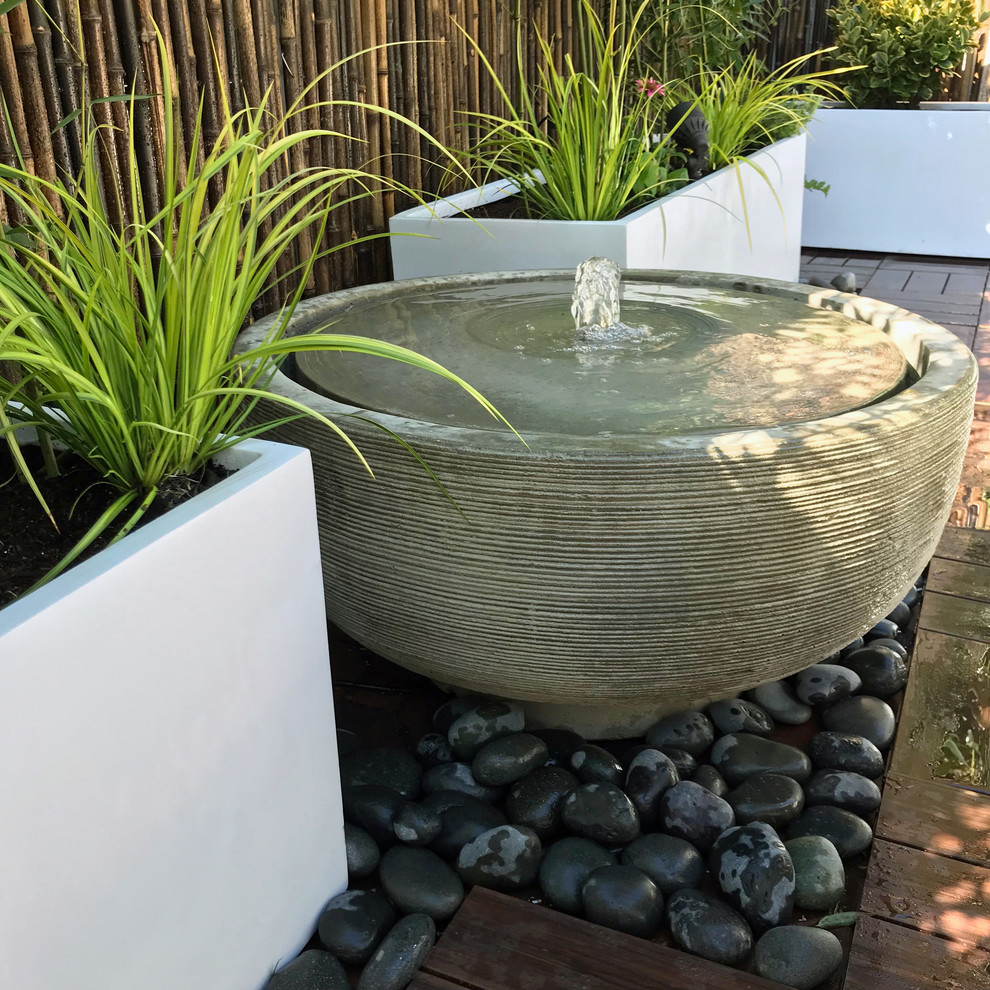 Réalisation d'une terrasse avec des plantes en pots arrière asiatique de taille moyenne avec aucune couverture.