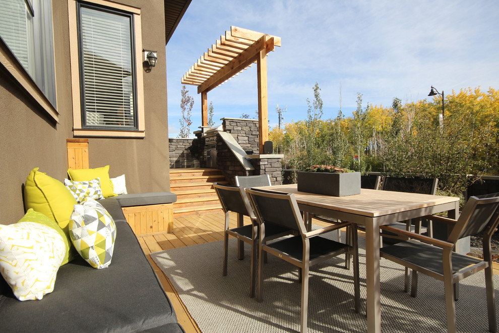 Kleine Moderne Pergola Terrasse hinter dem Haus mit Wasserspiel in Calgary