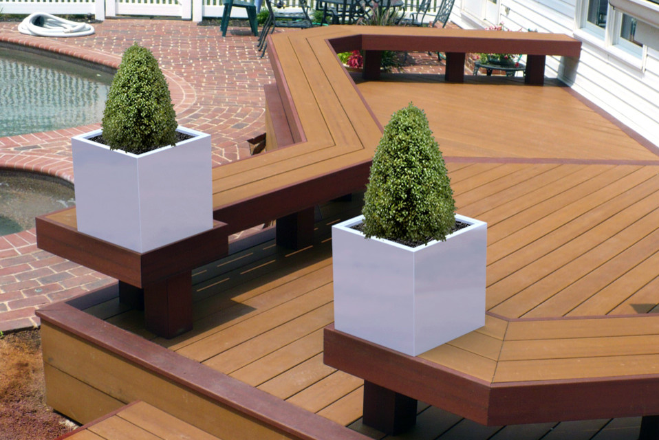 Cette photo montre une terrasse avec des plantes en pots arrière tendance de taille moyenne avec aucune couverture.