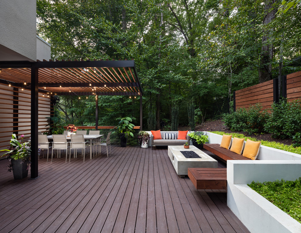 Imagen de terraza contemporánea grande en patio trasero con brasero y pérgola