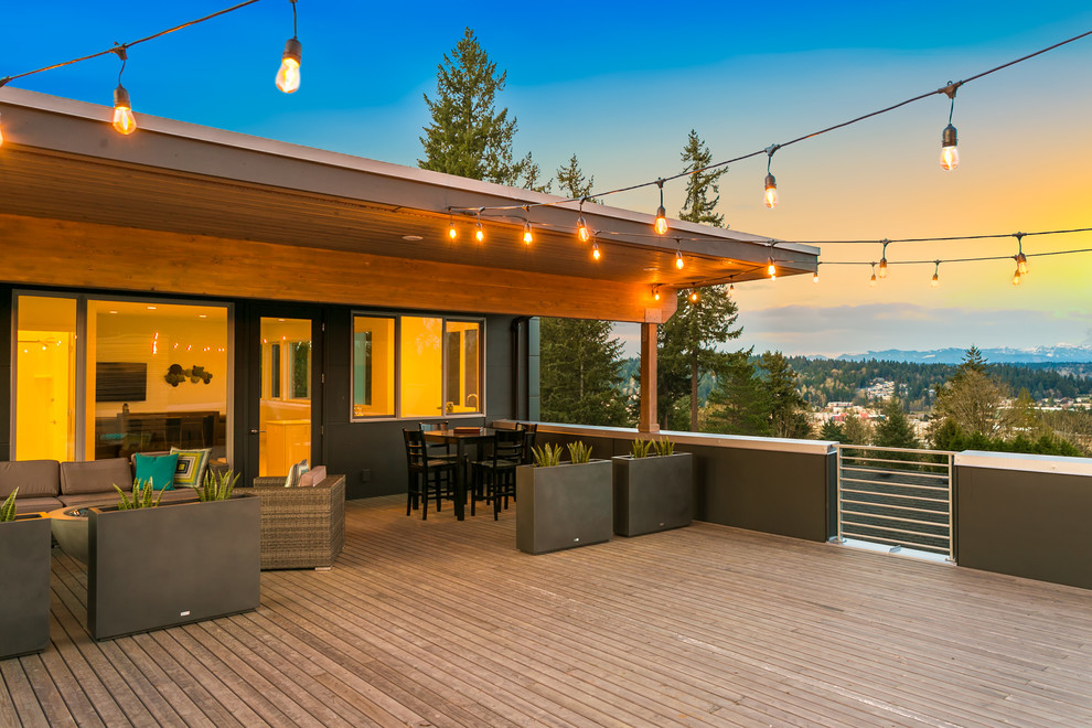 Cette image montre une terrasse minimaliste avec une extension de toiture.