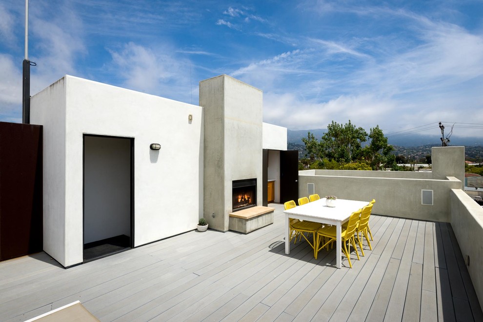 Esempio di una terrazza minimal sul tetto e sul tetto con un focolare