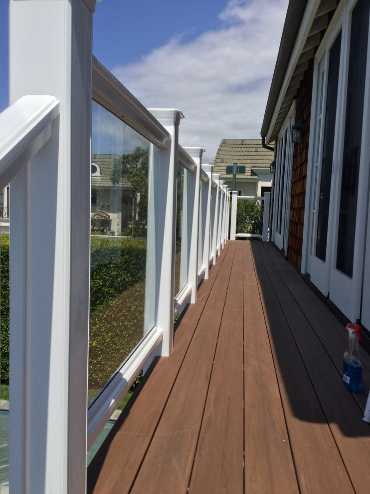 Immagine di una grande terrazza stile marinaro dietro casa con una pergola