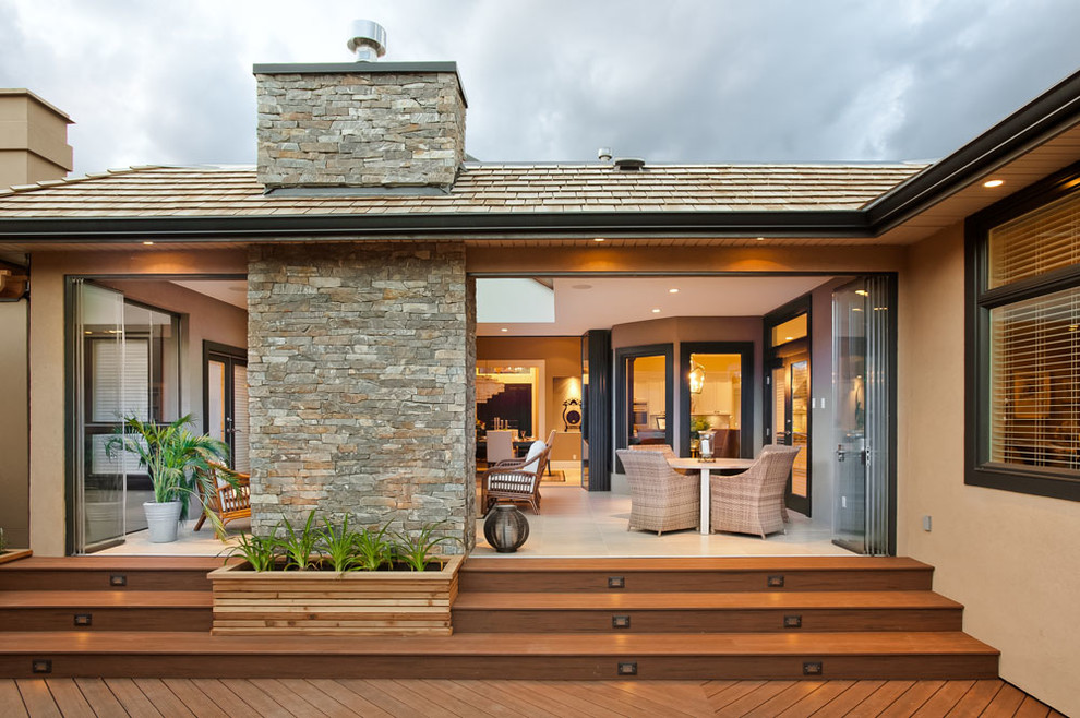 Große Klassische Terrasse hinter dem Haus mit Outdoor-Küche in Vancouver