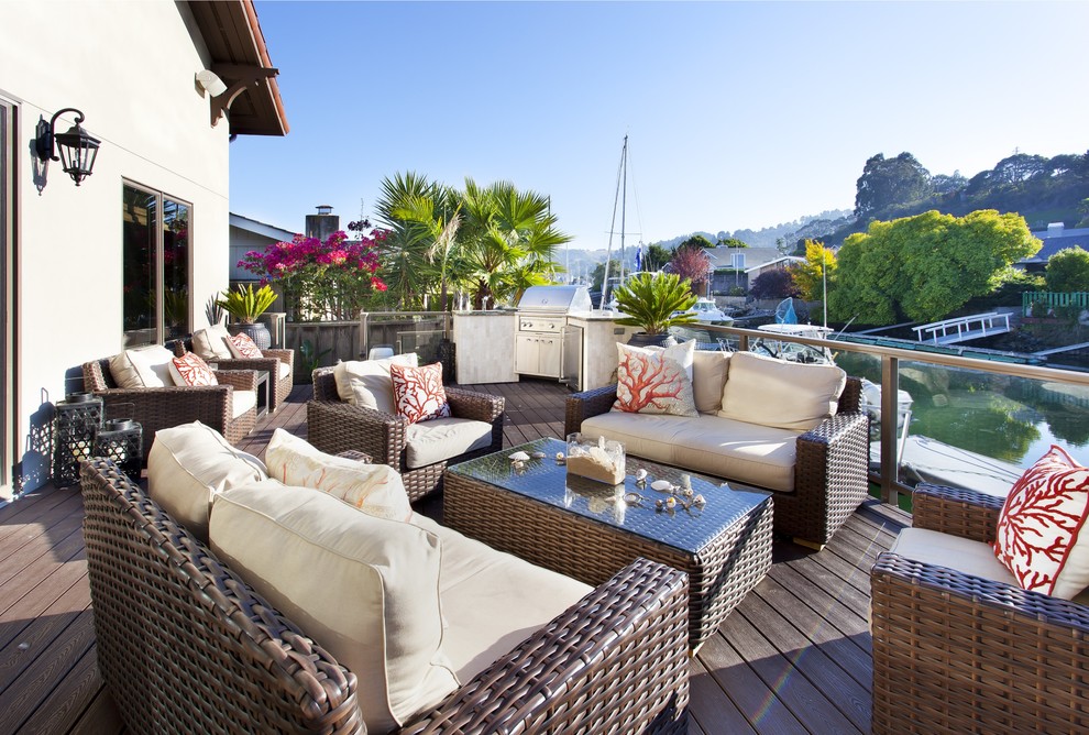 Diseño de terraza mediterránea de tamaño medio sin cubierta en patio trasero con cocina exterior