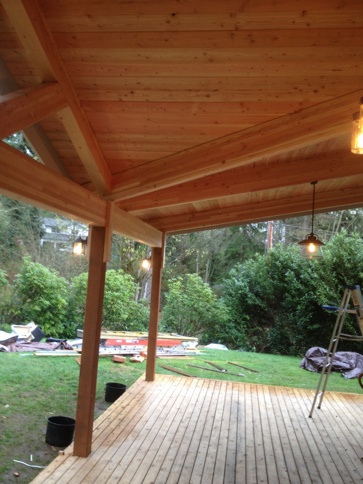 Réalisation d'une terrasse arrière craftsman de taille moyenne avec une extension de toiture.