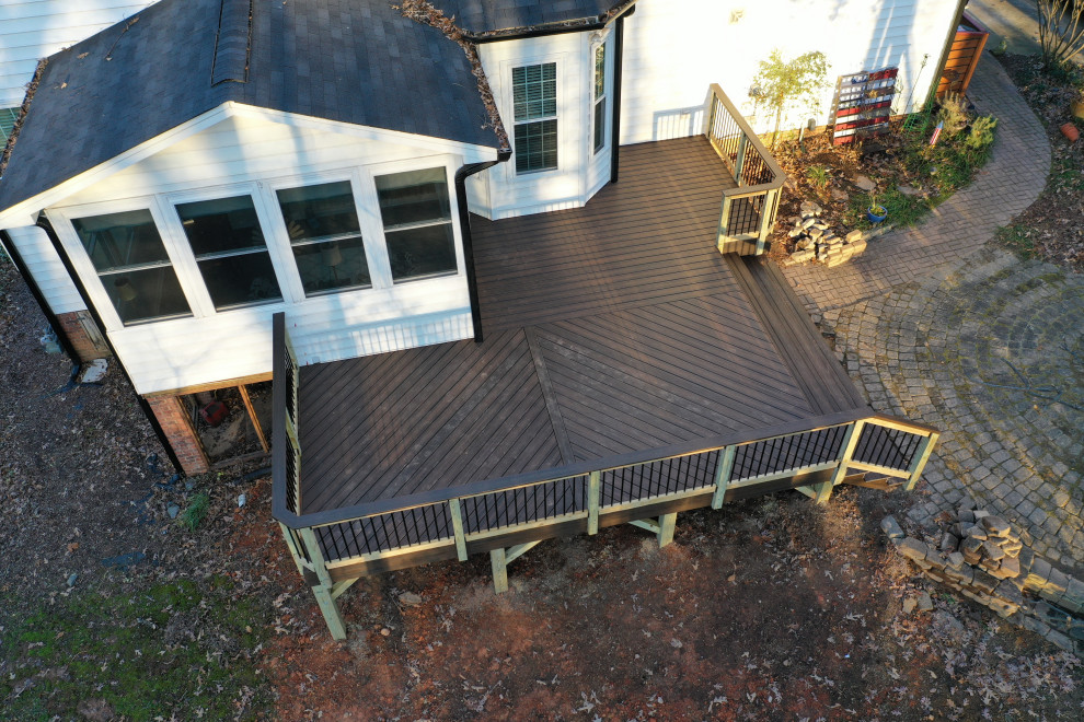 Esempio di una terrazza minimal di medie dimensioni e dietro casa con un focolare e nessuna copertura