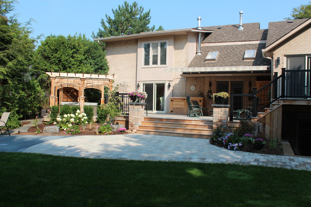 Inspiration for a mid-sized timeless backyard deck remodel in Toronto