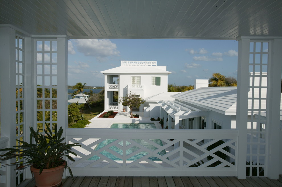 Стильный дизайн: большая терраса на заднем дворе в морском стиле без защиты от солнца - последний тренд
