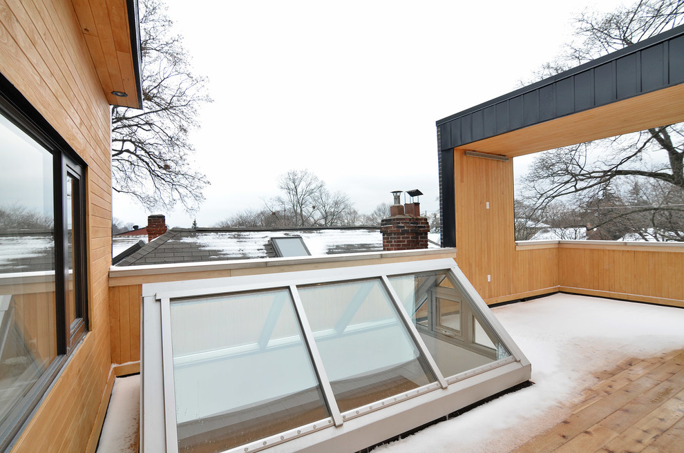 Ispirazione per una terrazza design di medie dimensioni e sul tetto con un tetto a sbalzo