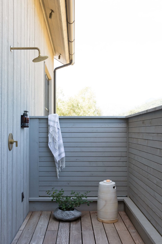 Cette image montre une terrasse avec une douche extérieure rustique.