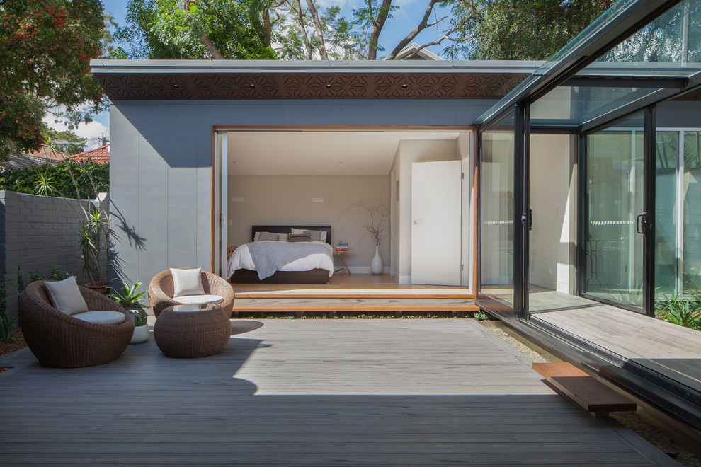 Imagen de terraza minimalista de tamaño medio sin cubierta en patio trasero