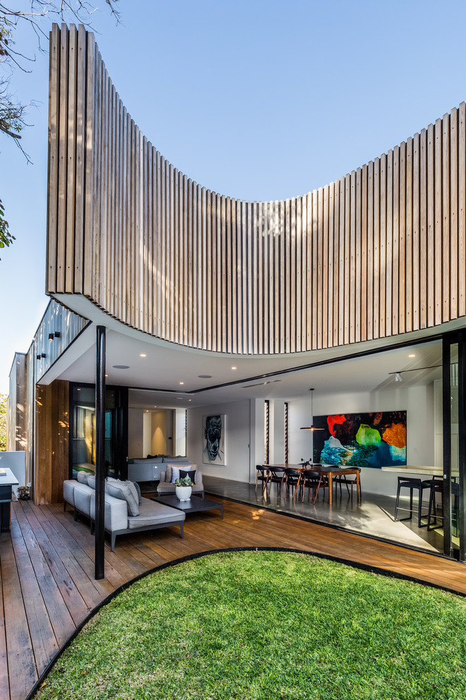Überdachte Moderne Terrasse hinter dem Haus in Perth