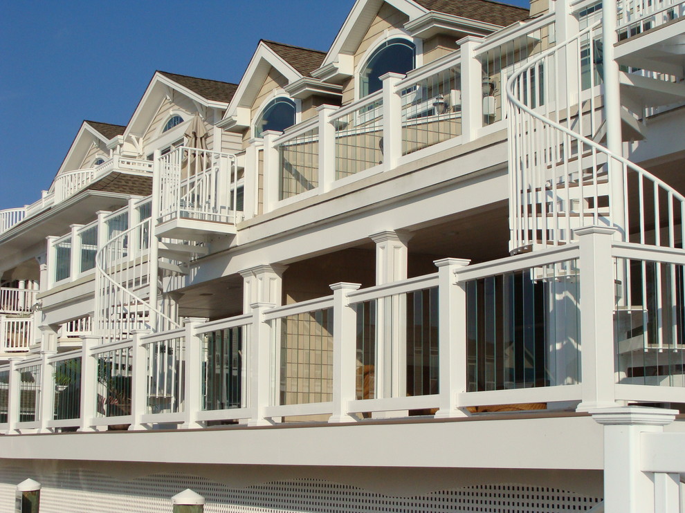 Пример оригинального дизайна: терраса на заднем дворе в морском стиле