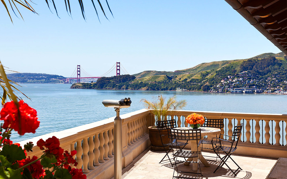 サンフランシスコにある地中海スタイルのおしゃれな裏庭のデッキ (日よけなし) の写真
