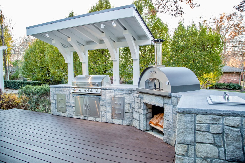 Exemple d'une terrasse arrière chic de taille moyenne avec une cuisine d'été et une pergola.