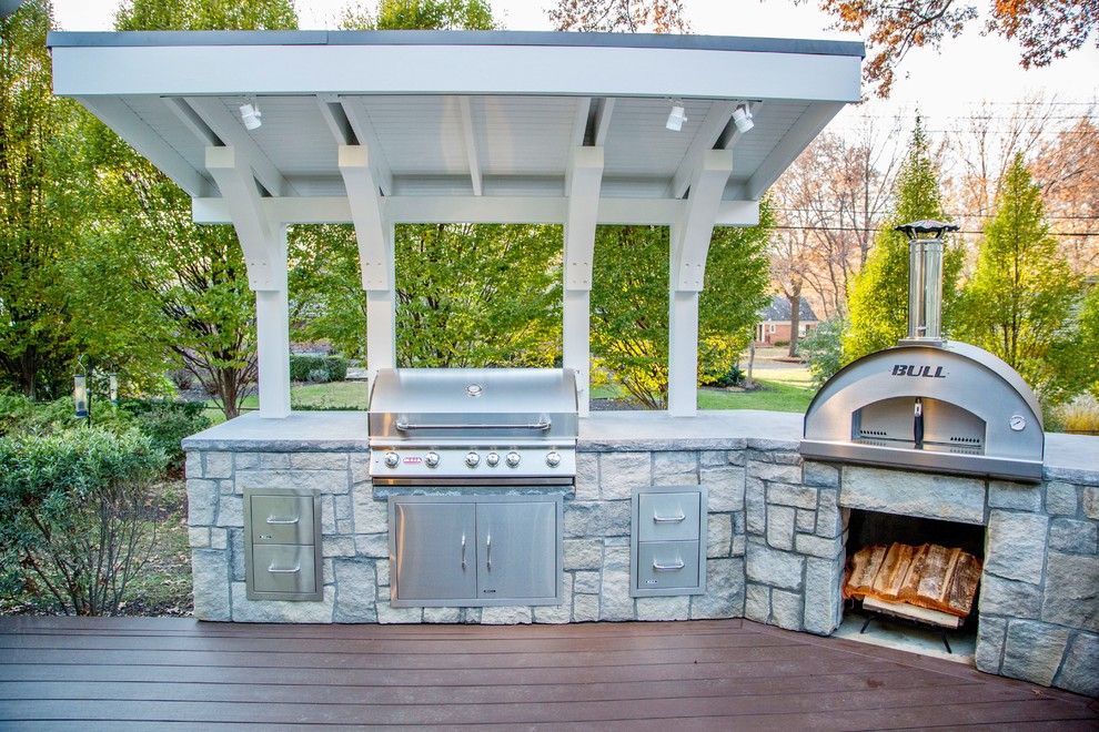 Foto de terraza clásica de tamaño medio en patio trasero con cocina exterior y pérgola