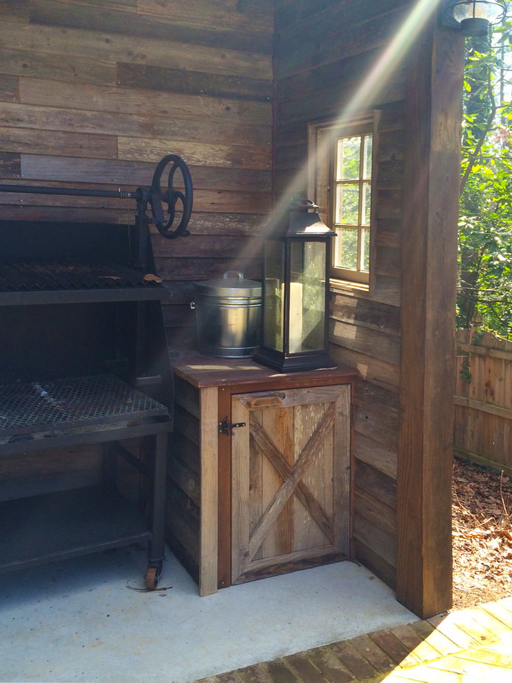 Réalisation d'une terrasse chalet avec une cuisine d'été.
