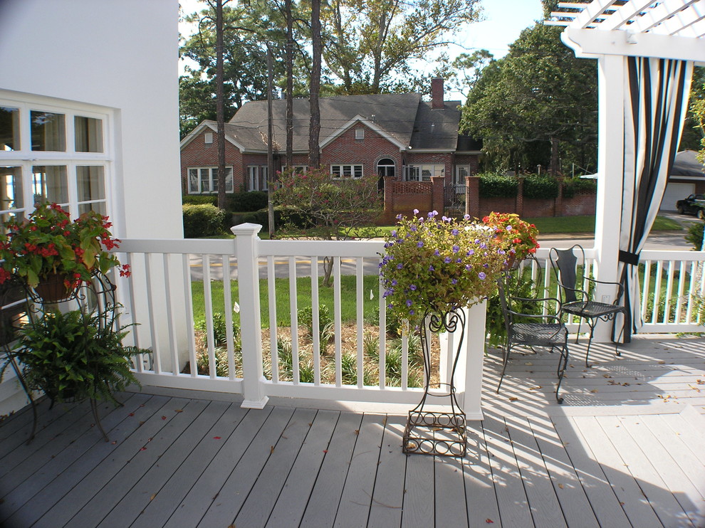 Diseño de terraza clásica de tamaño medio en patio trasero con pérgola y jardín de macetas