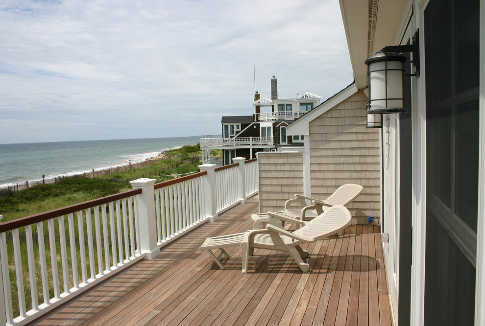 Immagine di una terrazza costiera di medie dimensioni e dietro casa con nessuna copertura