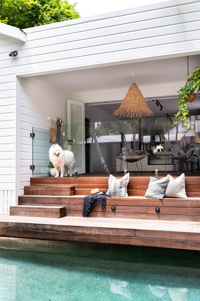 Свежая идея для дизайна: терраса на заднем дворе в морском стиле с навесом - отличное фото интерьера