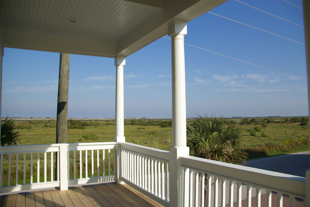 Exemple d'une terrasse latérale bord de mer de taille moyenne avec une extension de toiture.