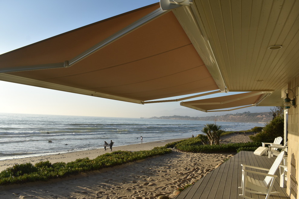 Maritime Terrasse hinter dem Haus mit Markisen in Santa Barbara
