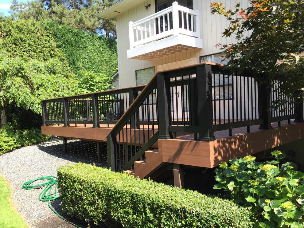 Свежая идея для дизайна: терраса среднего размера на заднем дворе в классическом стиле без защиты от солнца - отличное фото интерьера