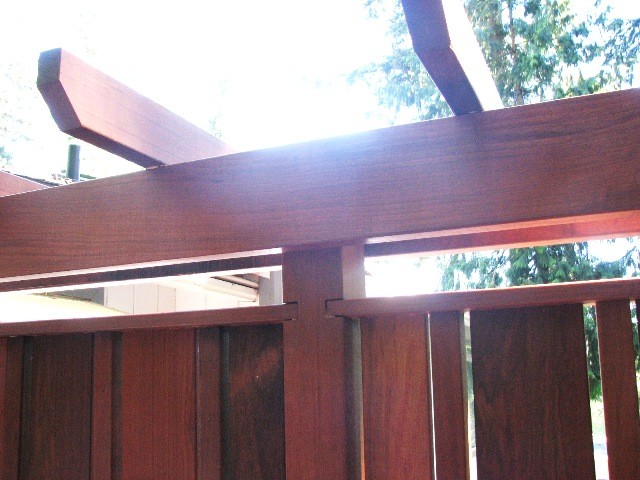 Exemple d'une terrasse arrière craftsman avec une pergola.