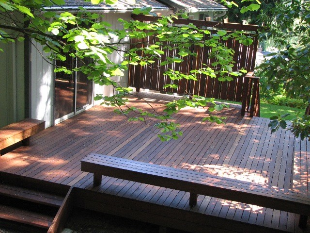 Imagen de terraza de estilo americano en patio trasero con pérgola