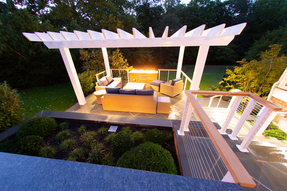 Стильный дизайн: маленькая терраса на заднем дворе в современном стиле для на участке и в саду - последний тренд