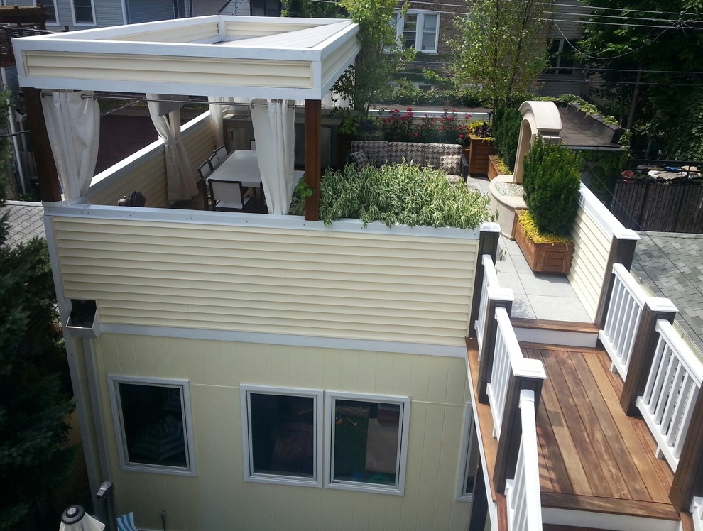 Foto di una terrazza chic di medie dimensioni e sul tetto con una pergola
