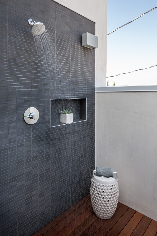 Diseño de terraza moderna de tamaño medio sin cubierta en azotea con ducha exterior
