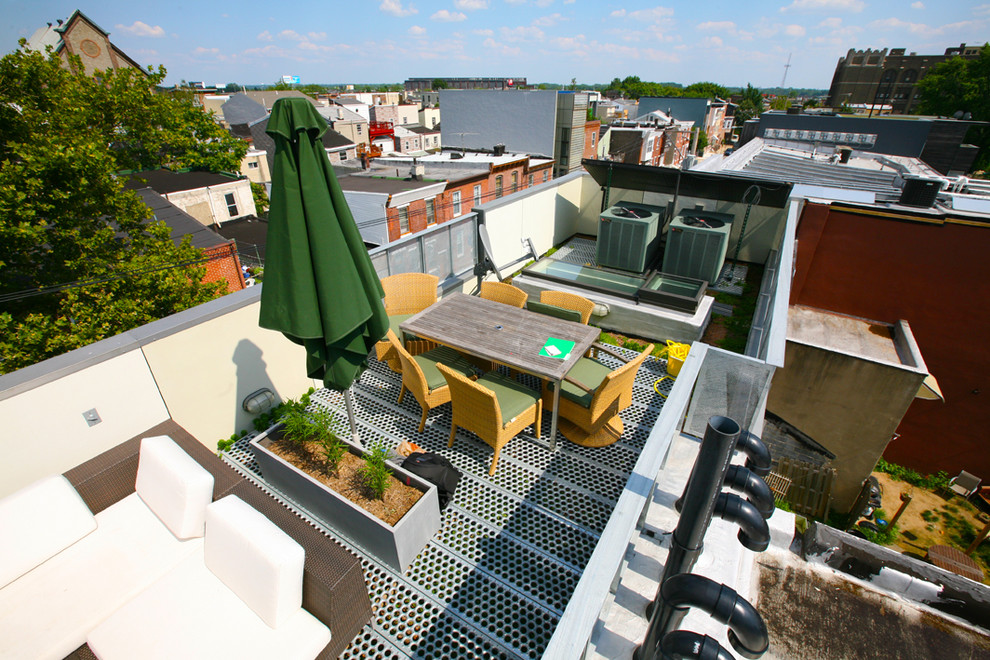 Medium sized urban roof terrace in Philadelphia with no cover.