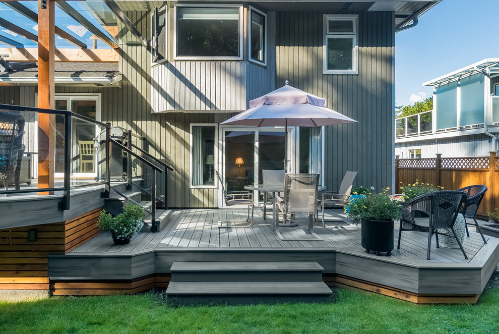 Idee per una terrazza stile americano di medie dimensioni e dietro casa con una pergola
