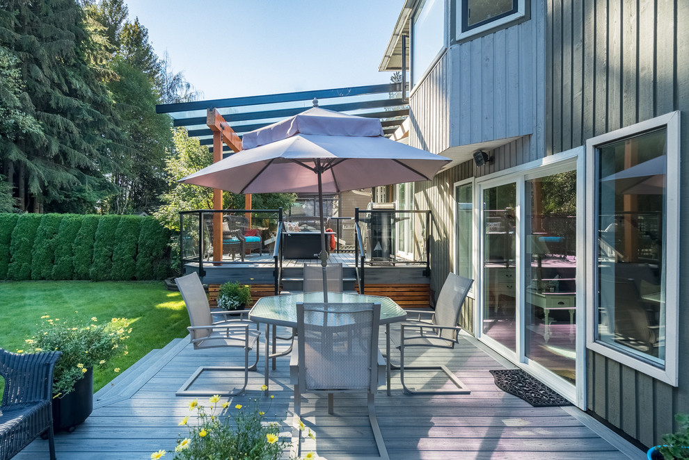 Immagine di una terrazza stile americano di medie dimensioni e dietro casa con una pergola