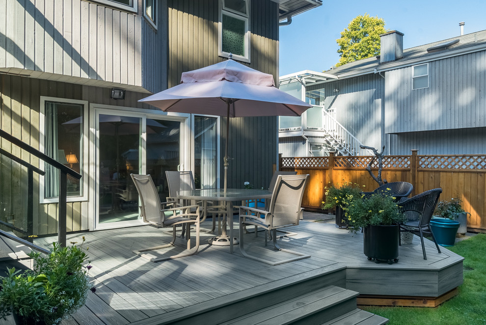Mittelgroße Urige Pergola Terrasse hinter dem Haus in Vancouver