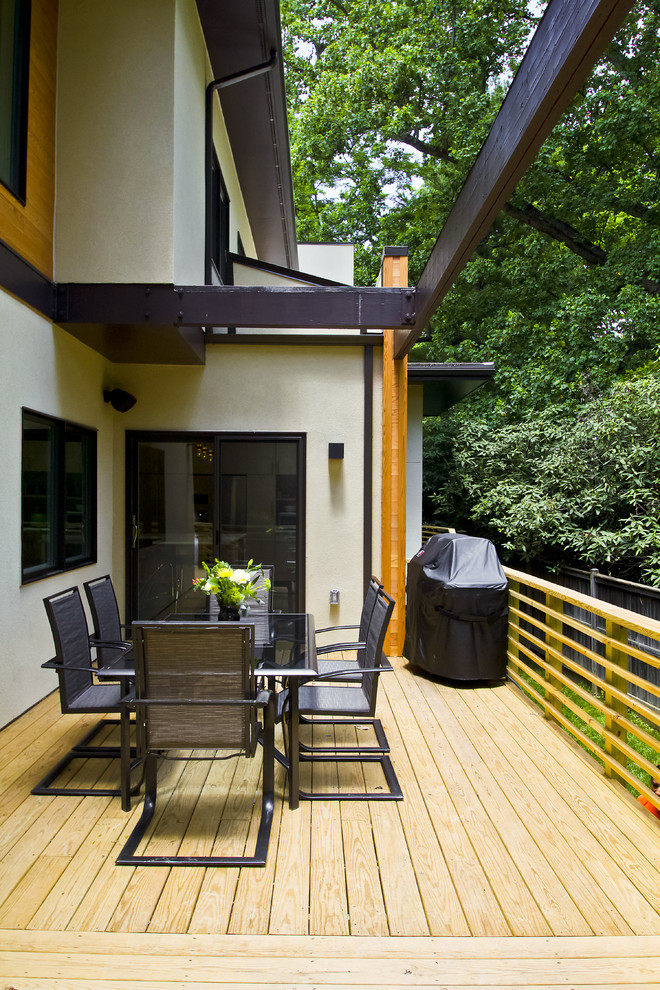 Ejemplo de terraza contemporánea de tamaño medio sin cubierta en patio trasero