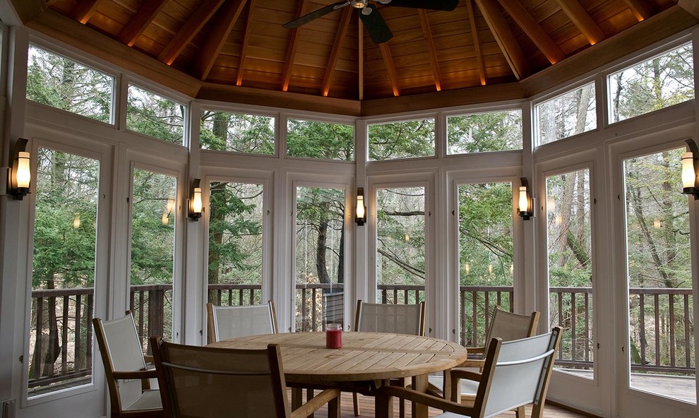 Aménagement d'une terrasse arrière classique de taille moyenne avec une cuisine d'été et une extension de toiture.
