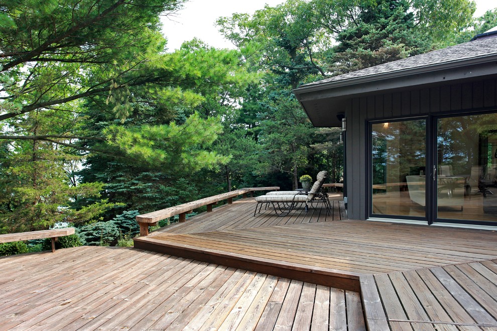 Inspiration for a large contemporary backyard deck remodel in Chicago
