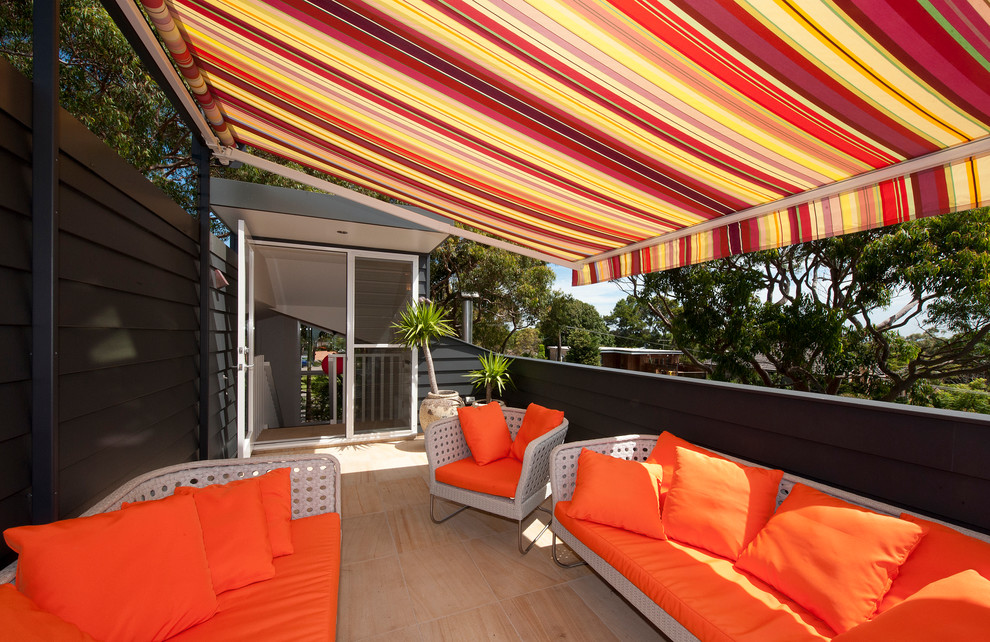 Immagine di una terrazza contemporanea di medie dimensioni, sul tetto e sul tetto con un parasole