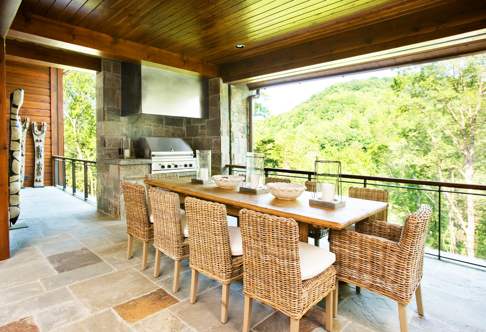 Inspiration pour une terrasse arrière chalet avec une cuisine d'été et une extension de toiture.
