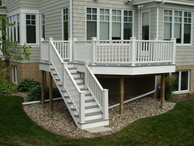 Cette image montre une terrasse craftsman.