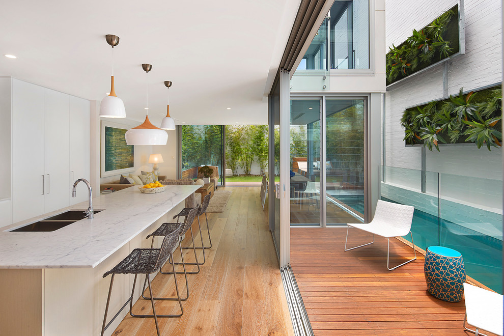 Photo of a contemporary side terrace in Sydney.