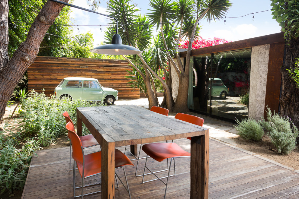 ロサンゼルスにあるお手頃価格の中くらいなラスティックスタイルのおしゃれな裏庭のデッキ (日よけなし) の写真