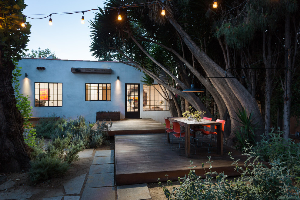 Mittelgroße, Unbedeckte Moderne Terrasse hinter dem Haus in Los Angeles