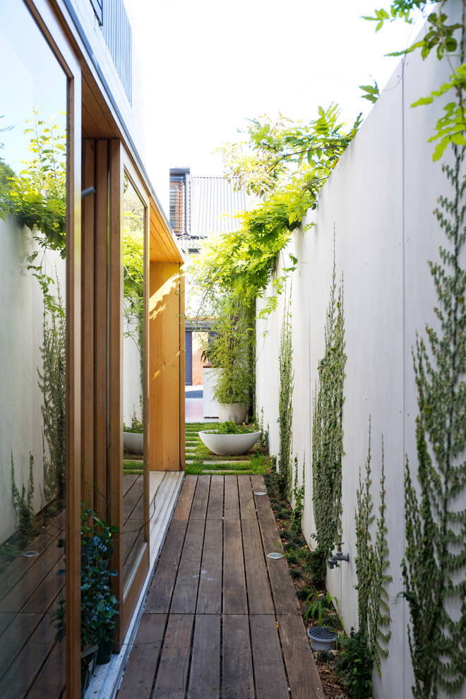 Ispirazione per una terrazza minimalista nel cortile laterale con nessuna copertura