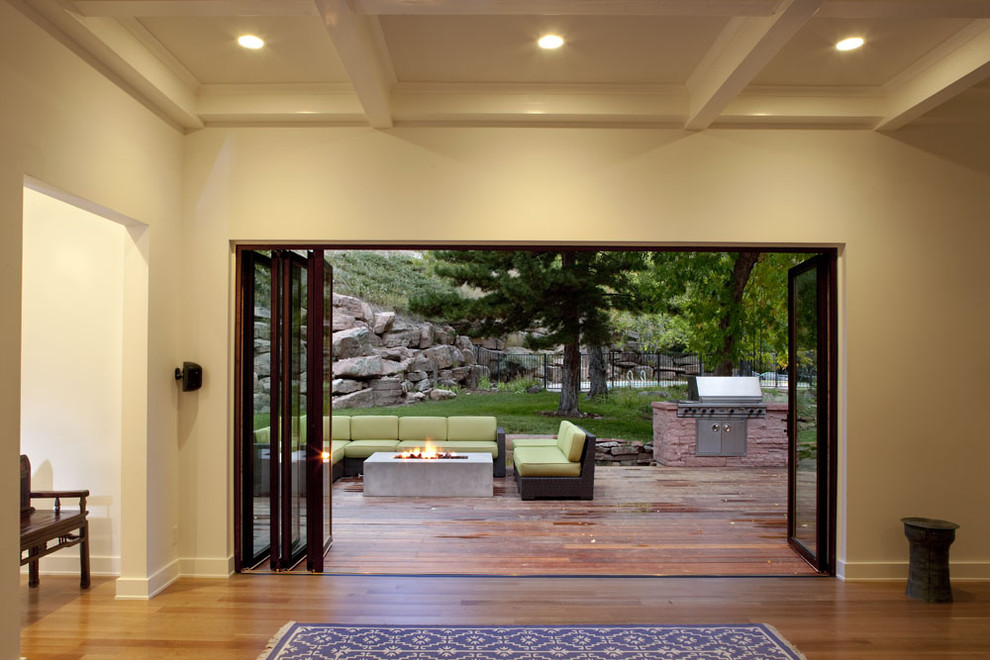 Idée de décoration pour une terrasse minimaliste avec un foyer extérieur.