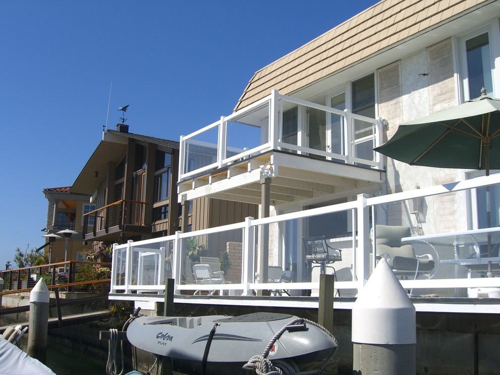 Cette image montre une terrasse latérale et au rez-de-chaussée marine avec un garde-corps en matériaux mixtes.