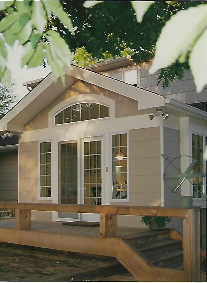На фото: терраса среднего размера на заднем дворе в стиле неоклассика (современная классика) без защиты от солнца с